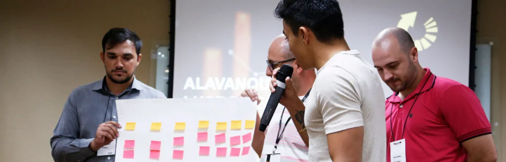 grupo de quatro pessoas no palco do EAG falando sobre suas habilidades pessoais||