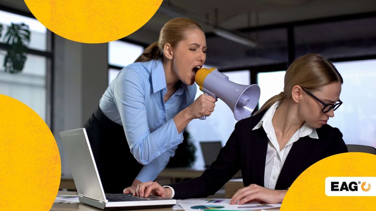 pessoa com um megafone fazendo barulho no ouvido de sua funcionária