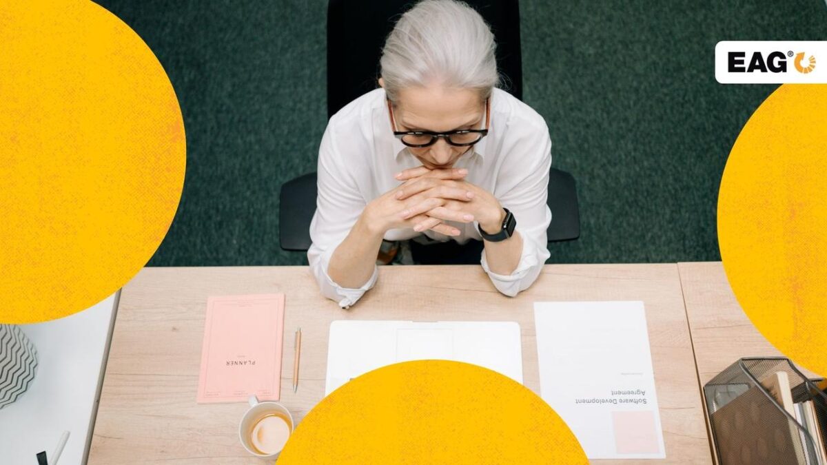 CEO de uma empresa de dedos cruzados analisando seus relatórios