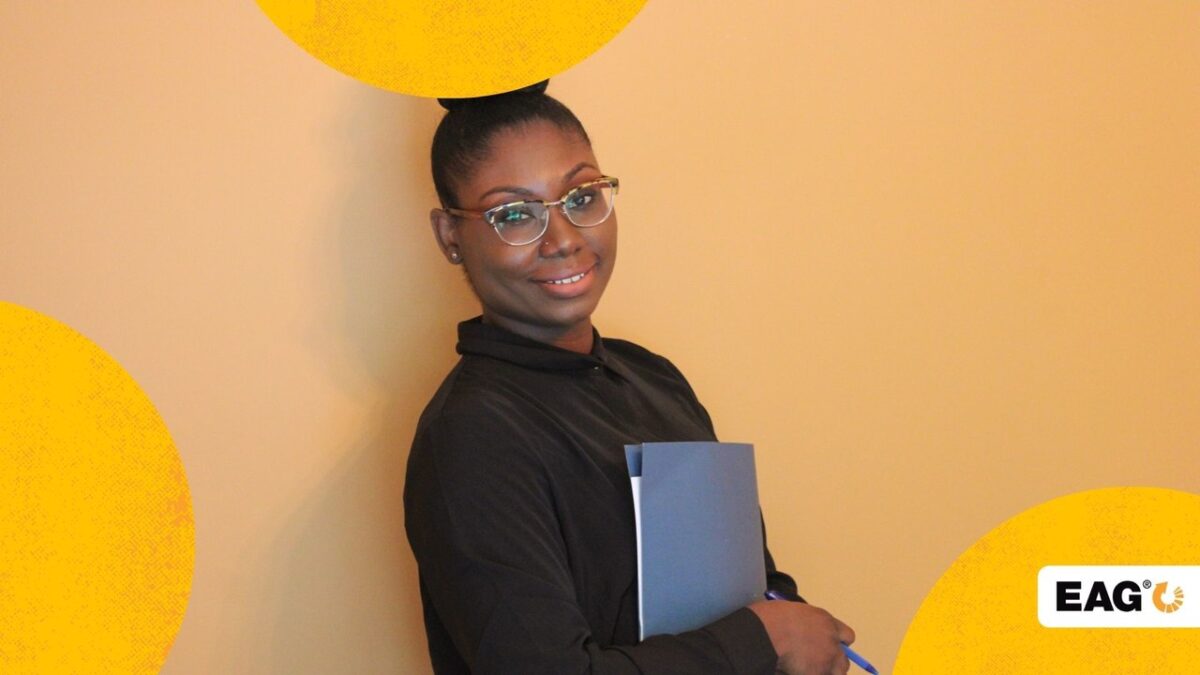 pessoa com caneta e pasta de documento nos braços