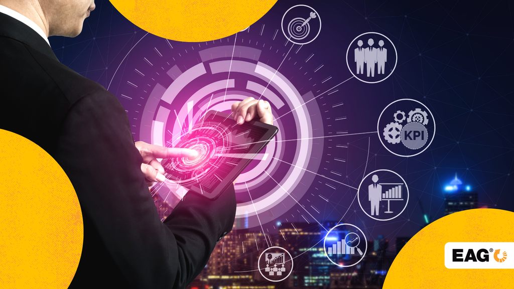 Empresário conferindo indicadores de desempenho empresarial desenhados de forma ilustrativa com símbolos tecnológicos numa dashboard