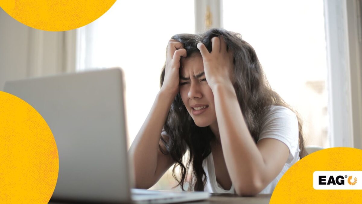 Funcionário falta muito o que fazer||Empresário de terno, gravata e notebook sobre a mesa com expressão de agonia pelo funcionário que falta muito no trabalho