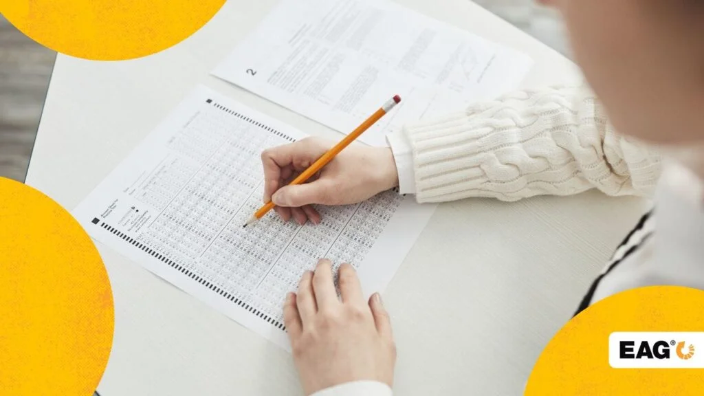 pessoa com um lápis na mão preenchendo um formulário de teste comportamental disc||Teste DISC: 4 tipos de perfis comportamentais||Como funciona o teste DISC||Teste DISC como funciona