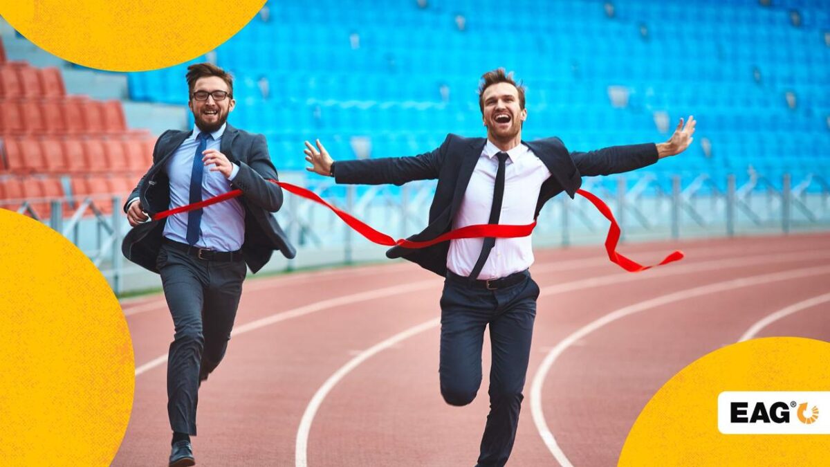 Empreendedores competindo em pista de corrida. O que está mais a frente corta fita vermelha de chegada com os braços abertos em comemoração simulando o que é uma vantagem competitiva numa empresa||Vários bonecos em branco e um boneco amarelo a frente, com