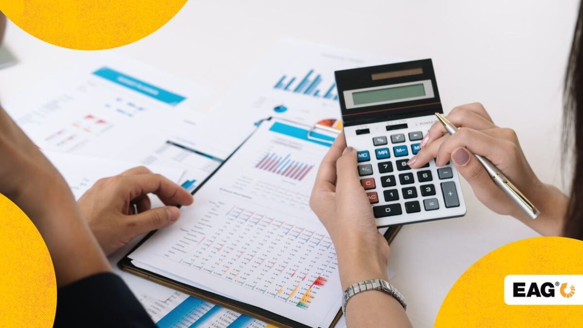 dono de empresa com uma calculadora na mão realizando seu controle financeiro empresarial