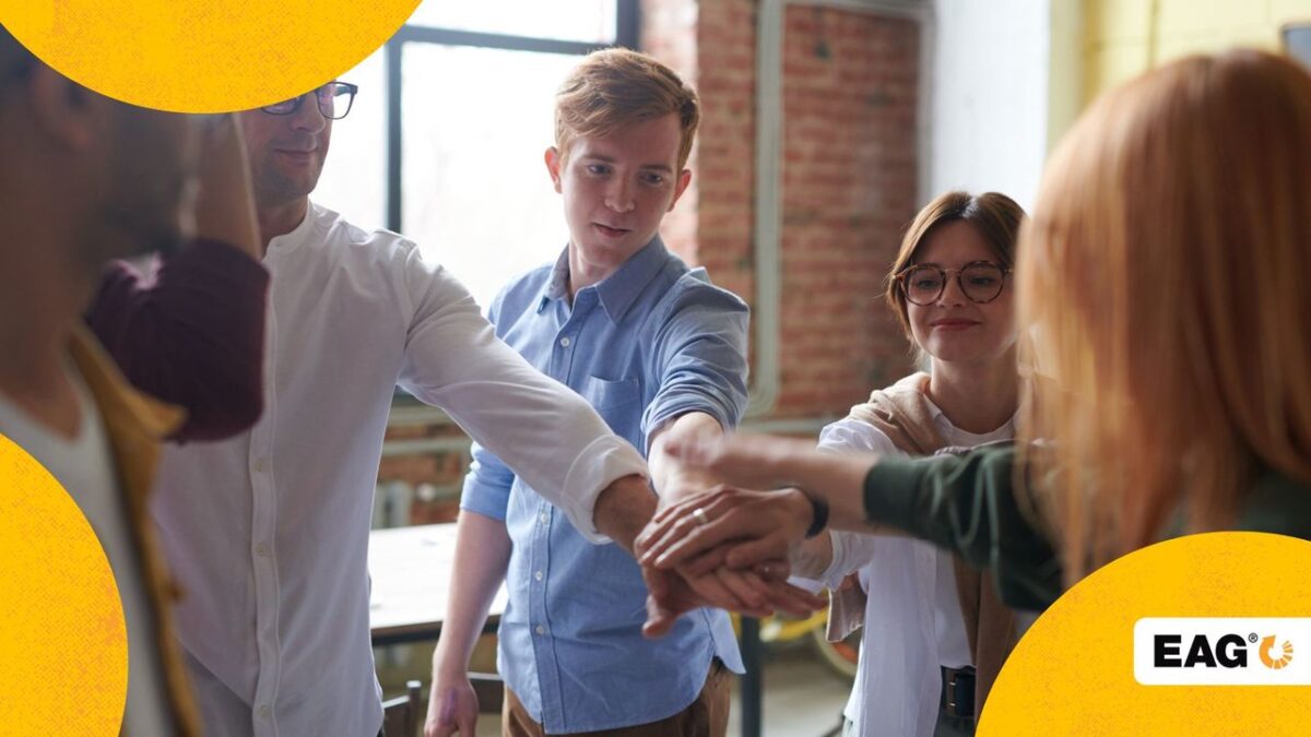 grupo de pessoas juntos e unidos para uma boa cultura empresarial