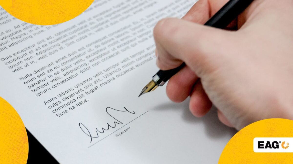 pessoa com uma caneta na mão escrevendo uma folha de instrução de trabalho