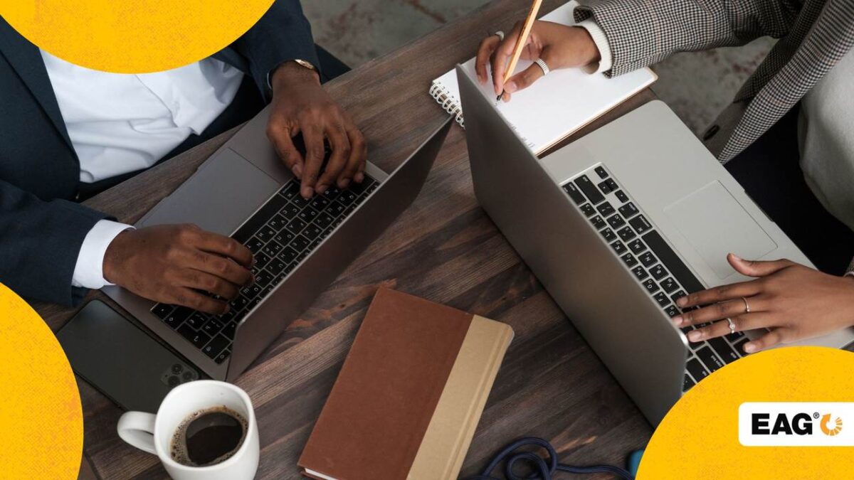 dois empresários no notebook organizando uma pauta de reunião