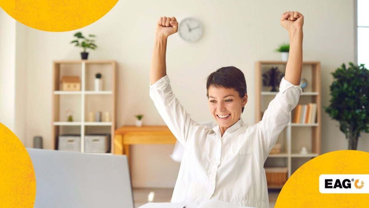 mulher trabalhando como economista, calculando sua margem de lucro.