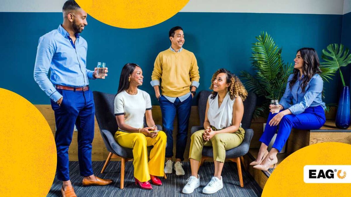 grupo de cinco pessoas realizando uma dinâmica de grupo na empresa||