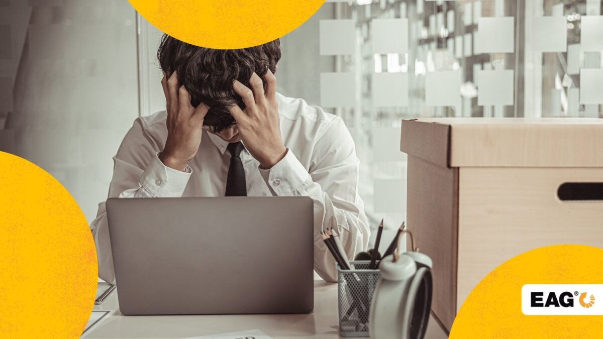 imagem de homem na frente do notebook logo depois de ser demitido