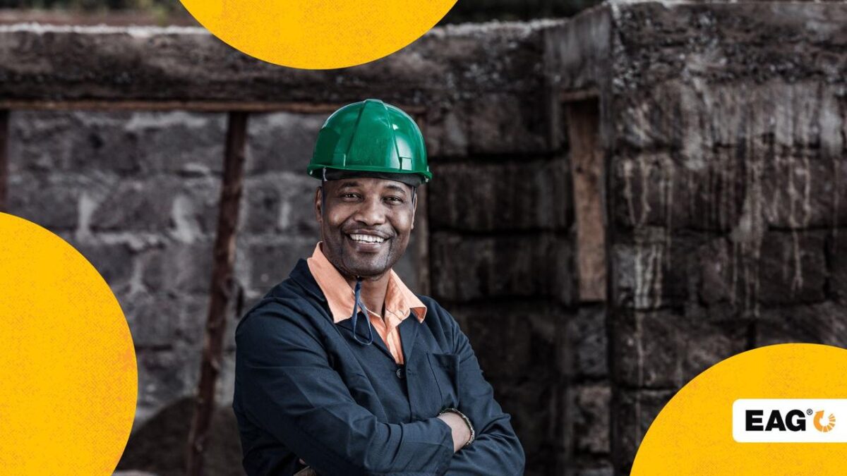 profissional de farda, capacete e braços cruzados