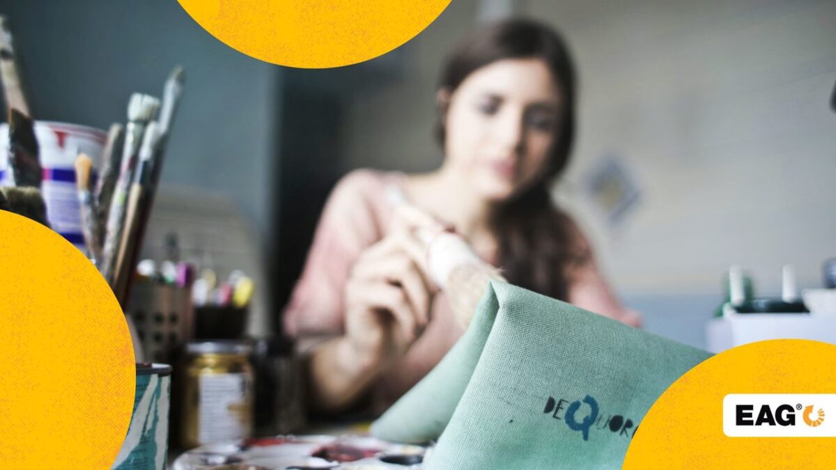 pessoa sentada em uma mesa e realizando um trabalho minucioso que requer soft skills||