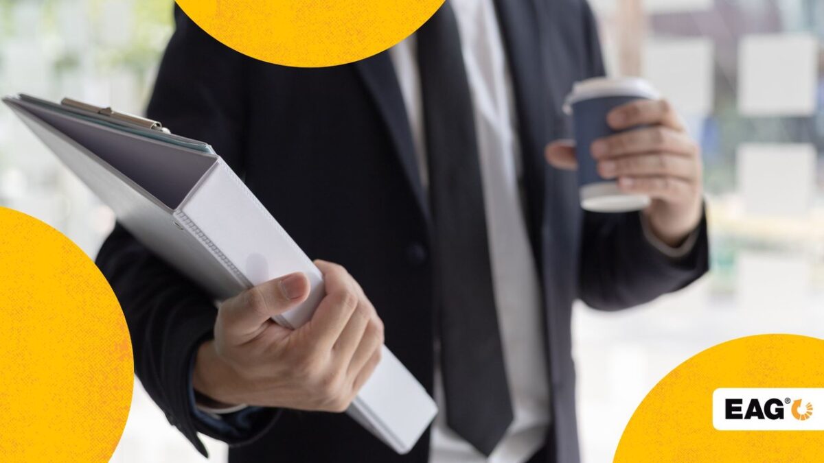 dois empresários dando um aperto de mão após terem feito negócio.