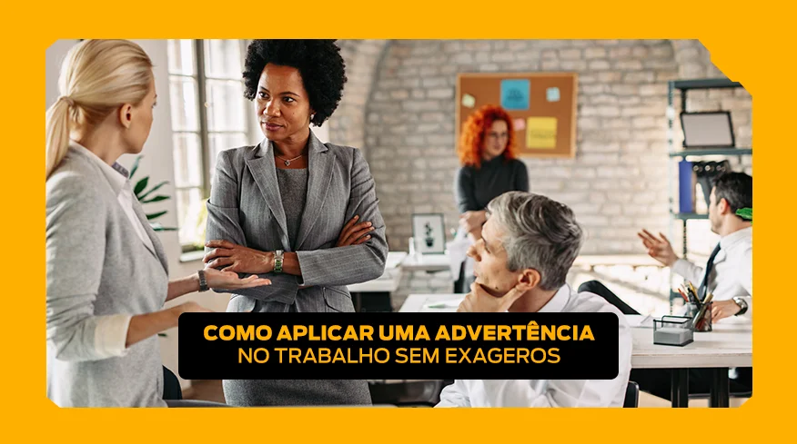Como aplicar uma advertência no trabalho da maneira correta||Pessoa prestes a realizar a assinatura após passar por uma advertência no trabalho
