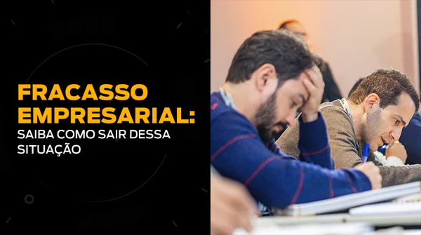 Gestor com as mãos na cabeça e preocupado com a crise e dificuldades que sua empresa vive