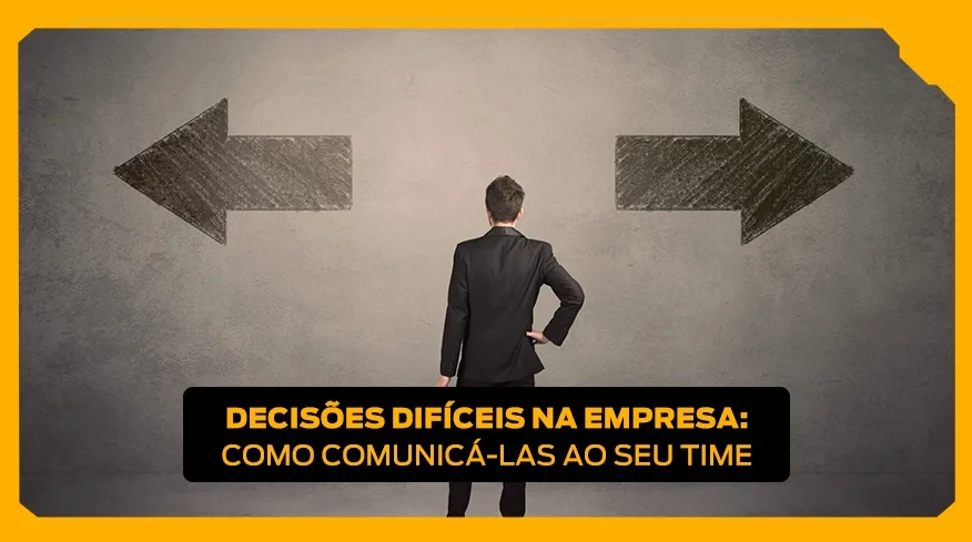 Homem de terno, de costas, com as mãos na cintura, olhando para duas setas, apontando em direções opostas, representando decisões difíceis.