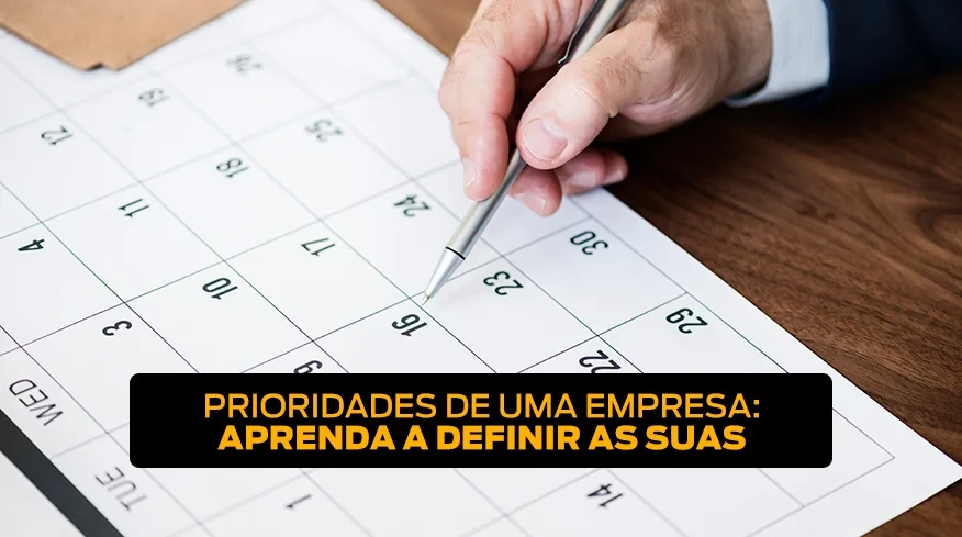 Gestora de uma empresa organizando um cronograma de atividades em um quadro digital após entender como definir prioridades de uma empresa.