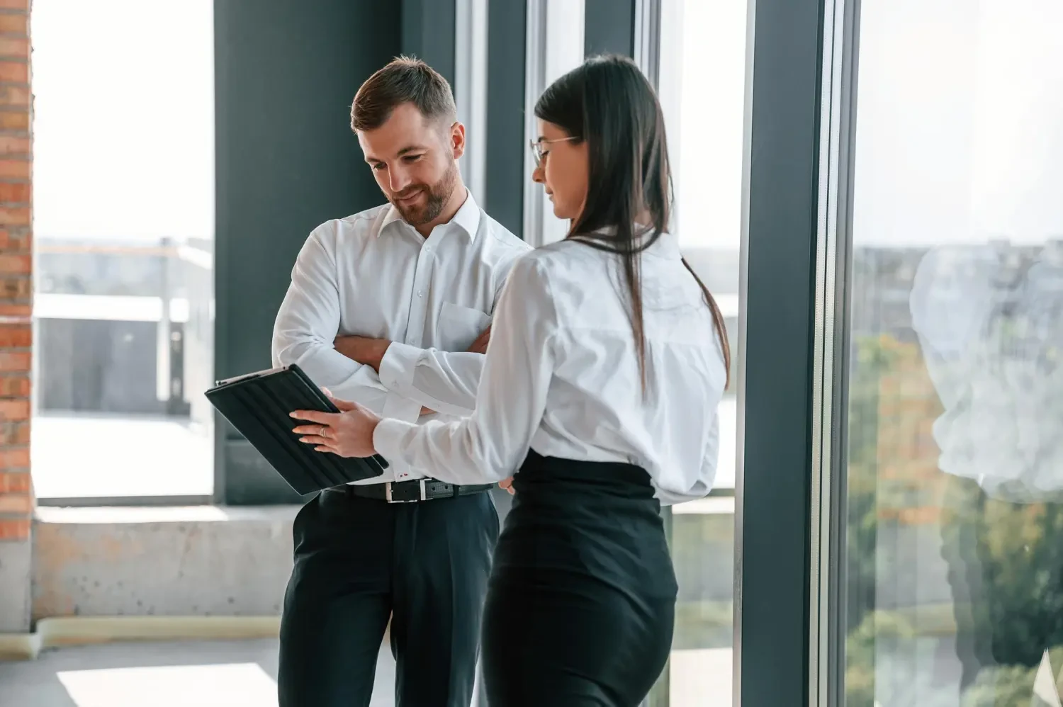 colaborador e funcionário alinhando as expectativas para o futuro dele(a) na empresa