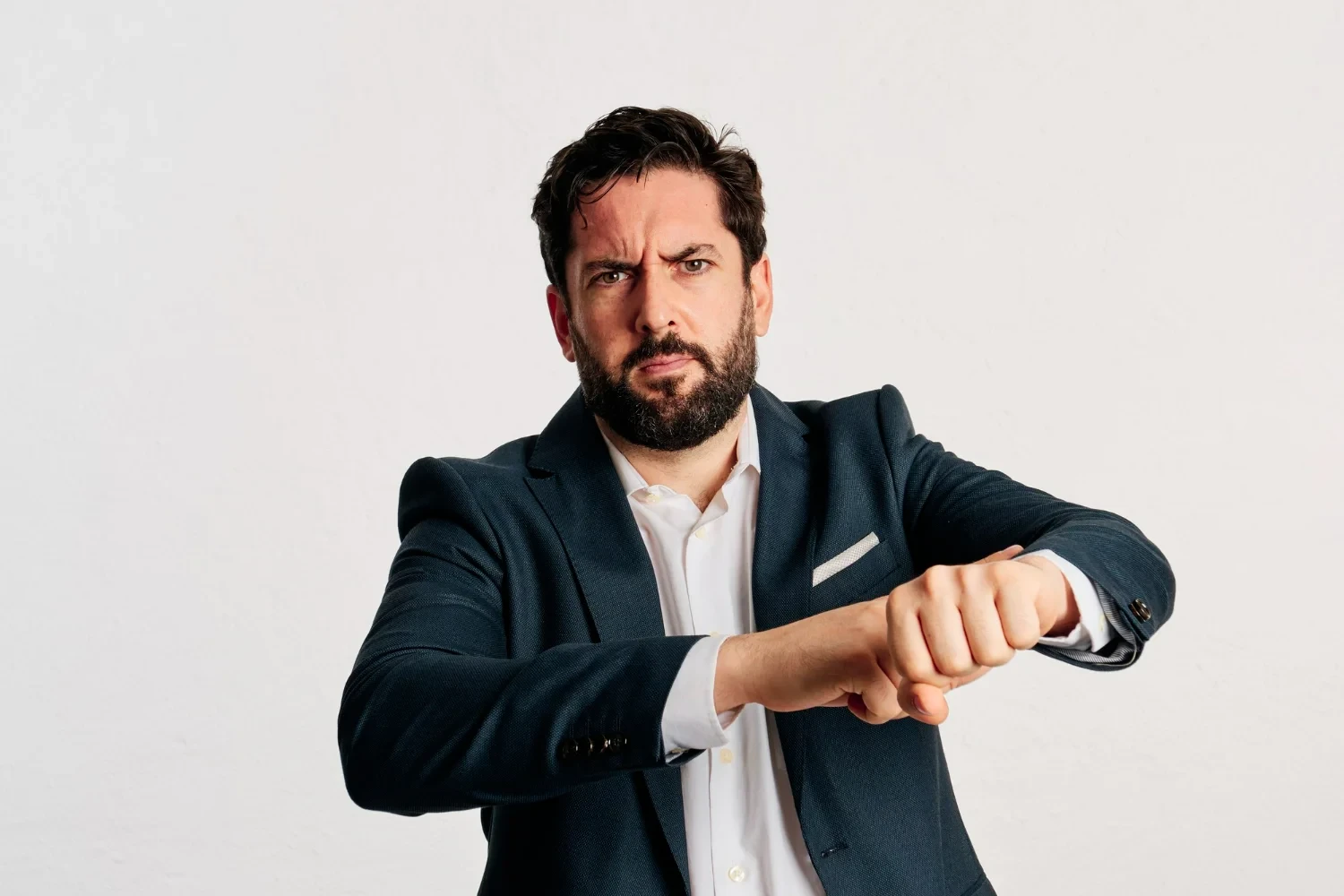 gestor de empresa cobrando pontualidade do seu funcionário que vive chegando atrasado