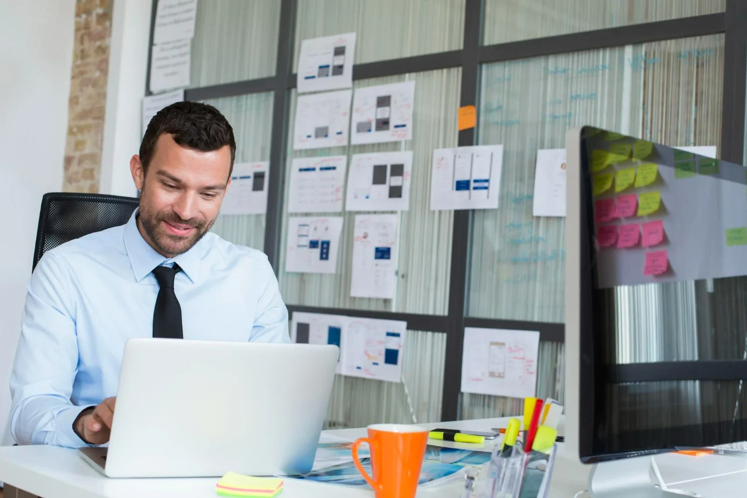 Pessoa visualizando e colocando em prática uma modelagem de negócios em sua empresa.