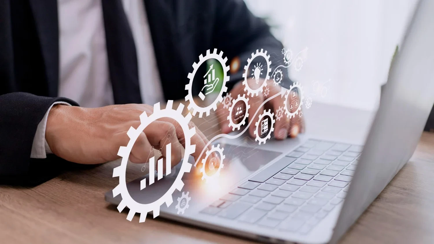 Pessoa mexendo no notebook, desenvolvendo um planejamento para automatizar os processos da sua empresa.