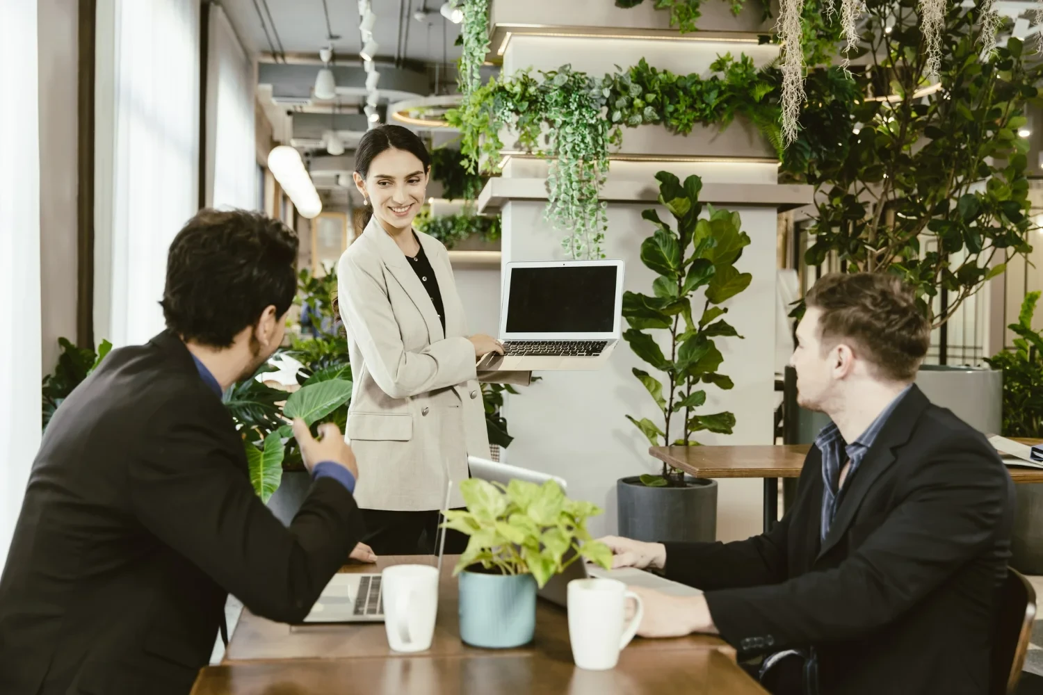 Colaboradores trabalhando em uma empresa que conta com ética empresarial
