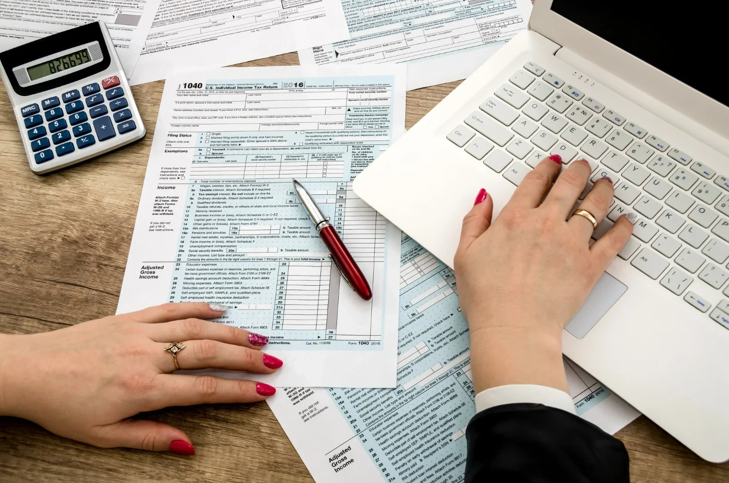 pessoa fazendo a gestão das obrigações fiscais da sua empresa