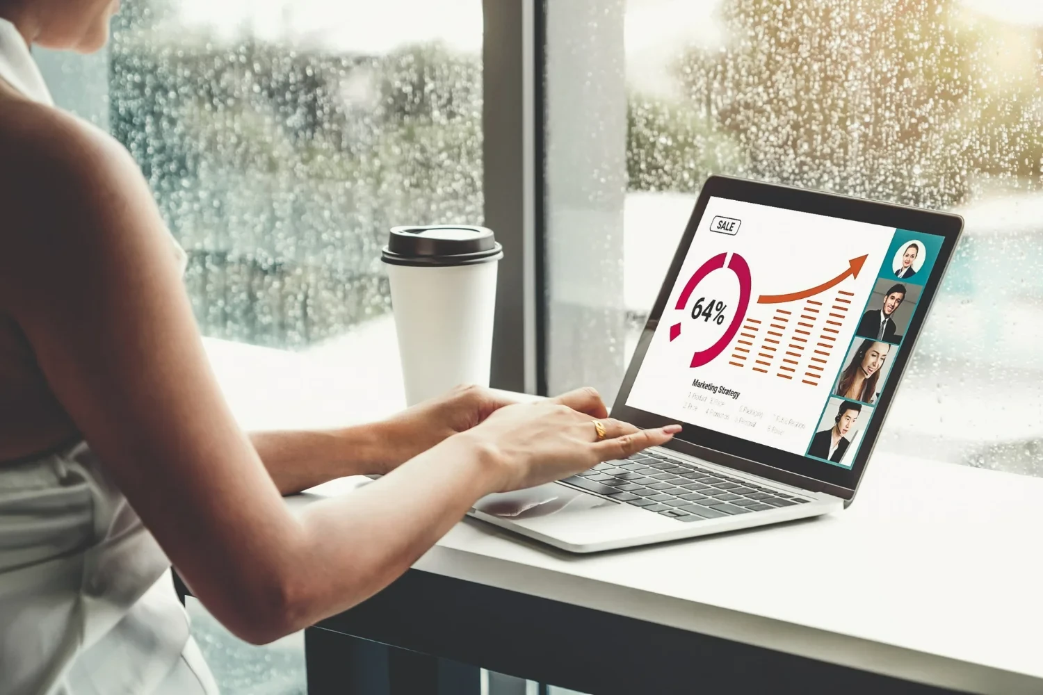 pessoa de frente a um notebook analisando o crescimento e melhoria da métrica de ARR da sua empresa