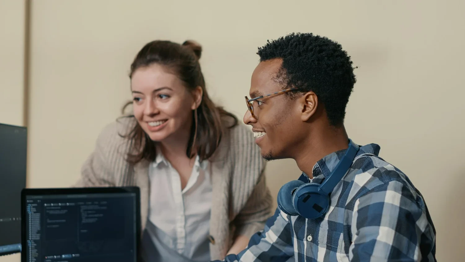 Dois funcionários analisando dados da empresa, representando compliance aplicado na empresa