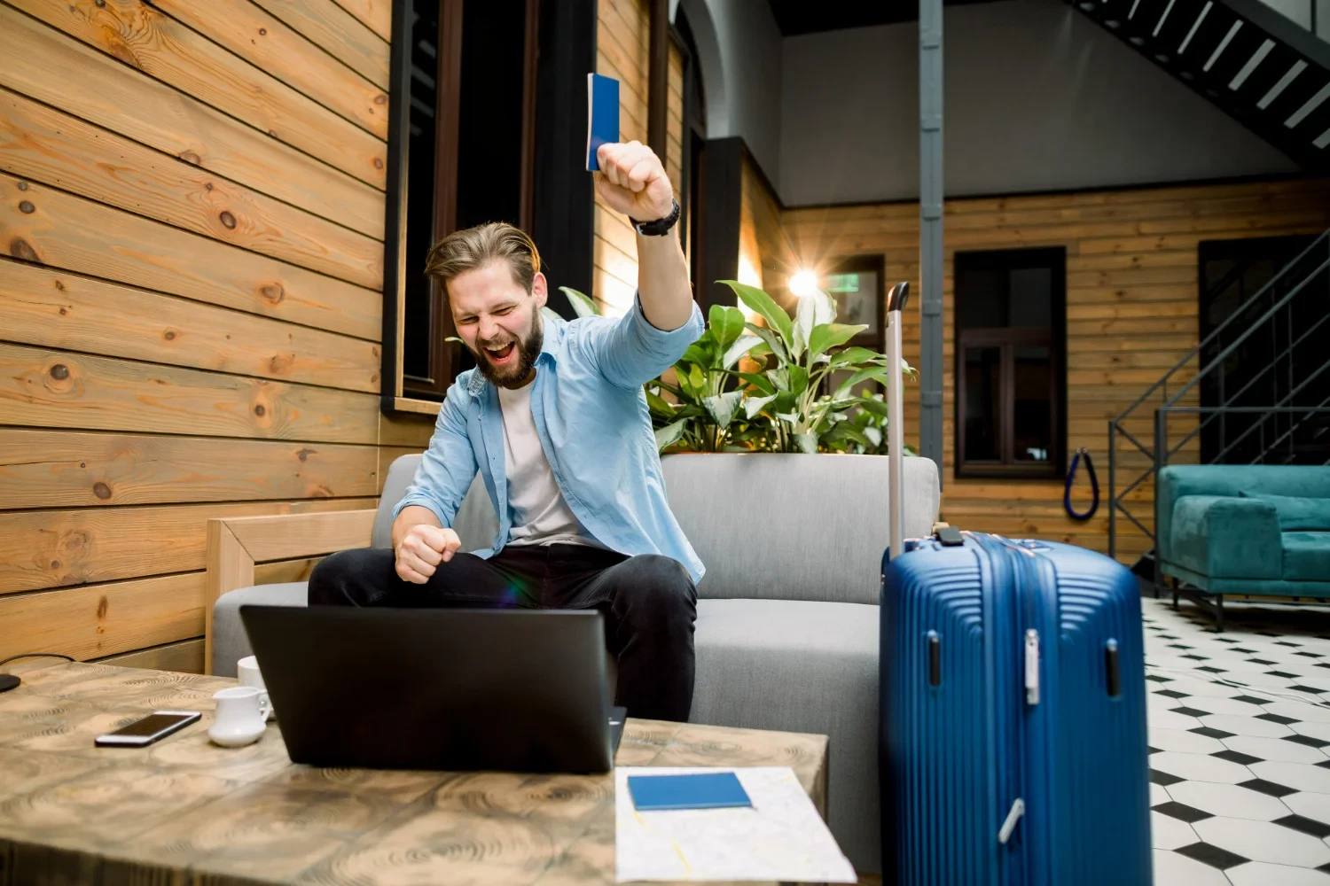 Funcionário comemorando com passaporte na mão pronto para viajar depois de vender suas férias.