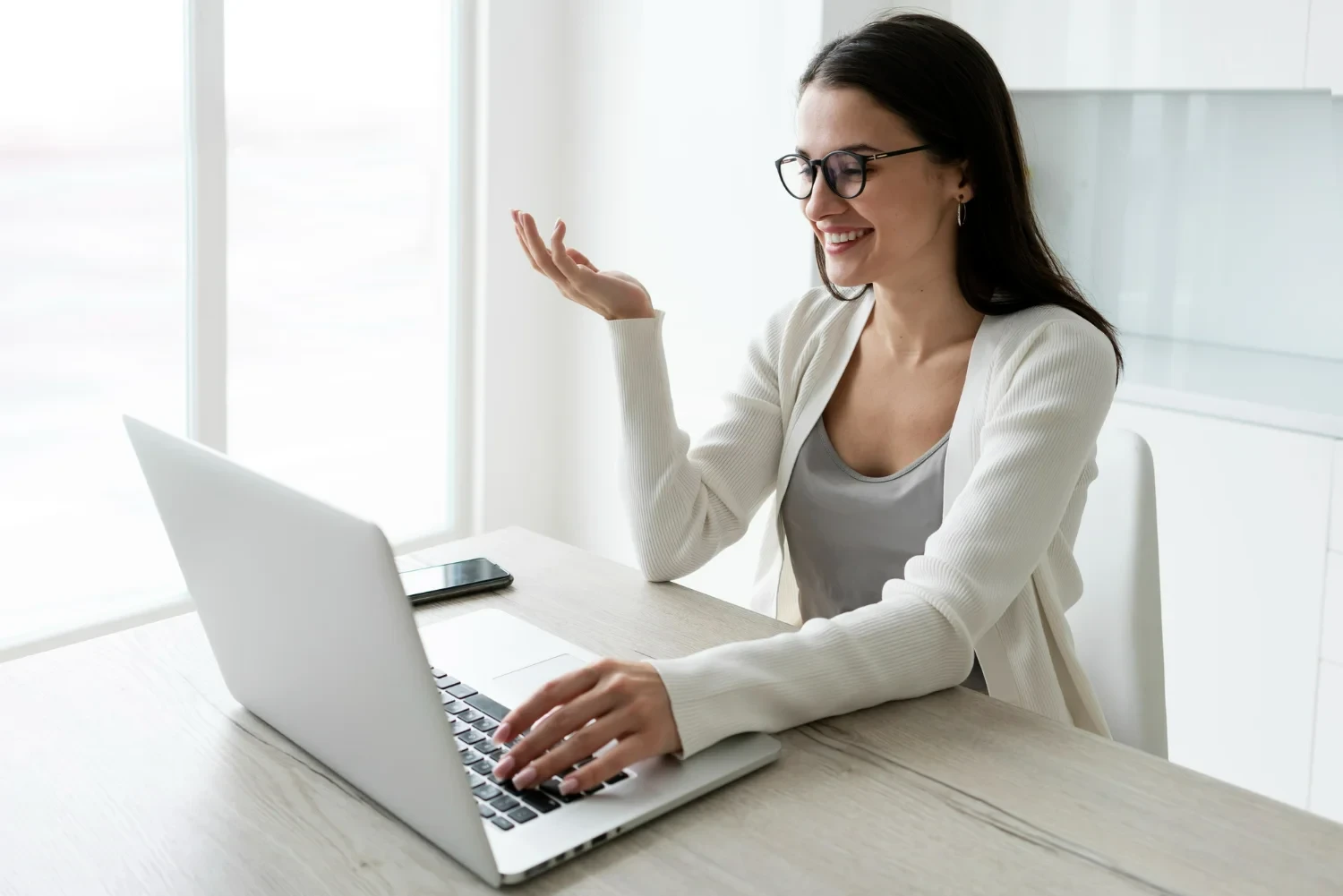 Mulher sorrindo enquanto faz parte de uma dinâmica de grupo online